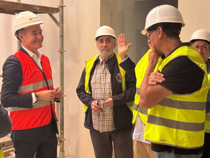 El consejero de Urbanismo, Infraestructuras, Energía y Vivienda, Víctor Serrano,  durnate su visita a las obras de la futura Celda del Prior de La Cartuja