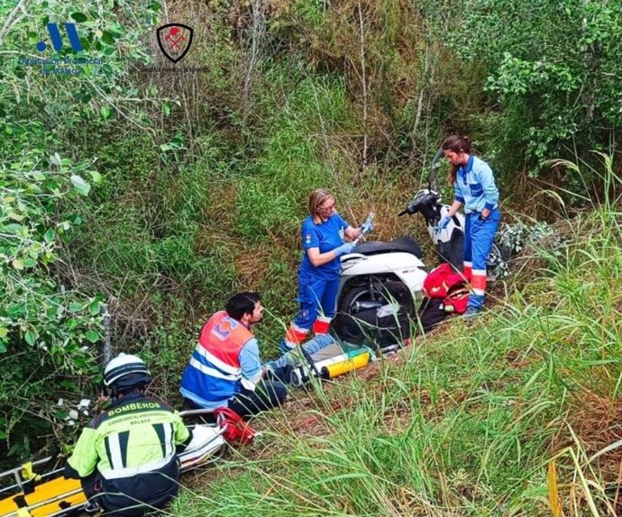 La dotación del CBP de Coín ha colaborado para transportar al motorista accidentado desde el lugar donde había caído hasta la ambulancia.