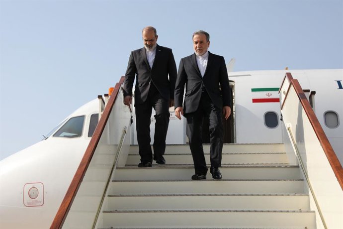 25 de abril de 2025, Omã, Mascate: O ministro das Relações Exteriores do Irã, Abbas Araghchi (R), chega a Mascate, antes das negociações com o enviado dos EUA para o Oriente Médio, Steve Witkoff. Os Estados Unidos e o Irã devem se envolver em uma nova rod