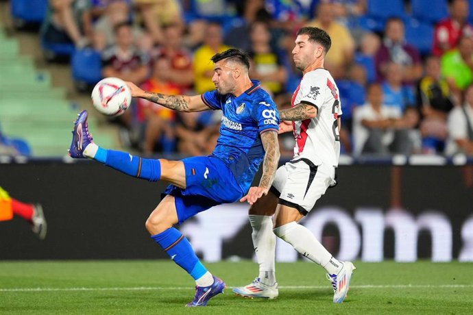 Archivo - Diego Rico (Getafe) y Adrian Embarba (Rayo Vallecano) durante el Getafe - Rayo Vallecano de Liga en el Coliseum.