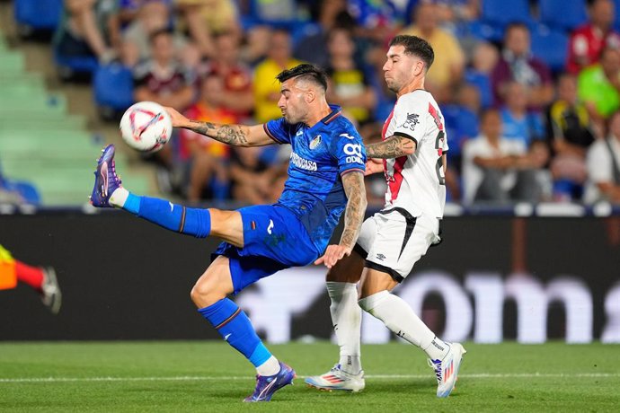 Archivo - Diego Rico of Getafe CF and Adrian Embarba of Rayo Vallecano in action during the Spanish League, LaLiga EA Sports, football match played between Getafe CF and Rayo Vallecano at Coliseum de Getafe stadium on August 24, 2024, in Getafe, Spain.