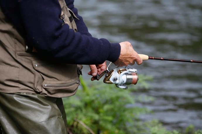 Detalle de la caña de pescar de un hombre durante el comienzo de la campaña de pesca de salmón, en el río Eo, a 13 de abril de 2025, en San Tirso de Abres, Asturias (España). Hoy se abre la temporada de pesca con muerte en los ríos de Asturias. El primer 
