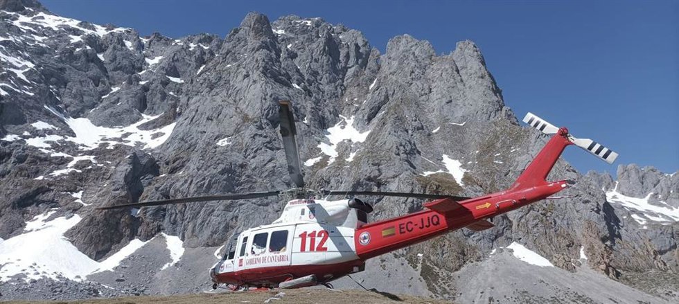 El helicóptero rescata a una pareja madrileña en la cima de Peña Vieja con problemas en un crampón .-ARCHIVO