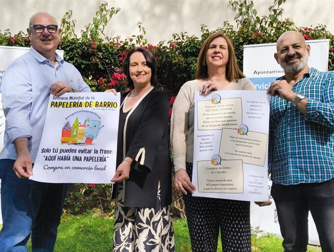 La delegada de Comercio y Consumo, Nela García, junto al presidente de la Asociación 'La Papelería de tu Barrio', Diego Fuentes, presenta la campaña en torno a la Semana Mundial de las Papelerías de Barrio.