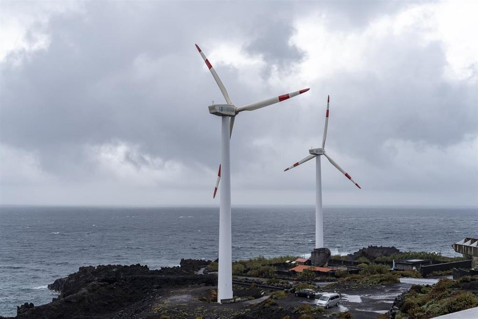 Archivo - Dos aerogeneradores, a 6 de junio de 2023, en La Palma, Santa Cruz de Tenerife, Canarias (España).
