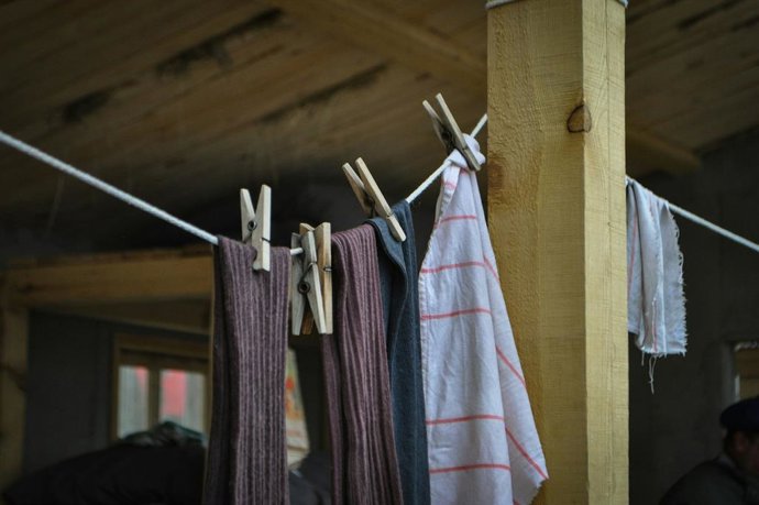 Como estender roupas dentro de casa para que sequem mais rápido e não amassem: o truque de que você precisa se estiver chovendo.