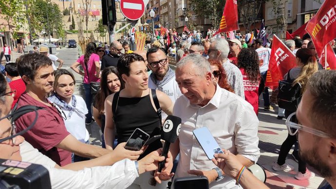 Joan Baldoví y Aitana Mas atienden a los  medios