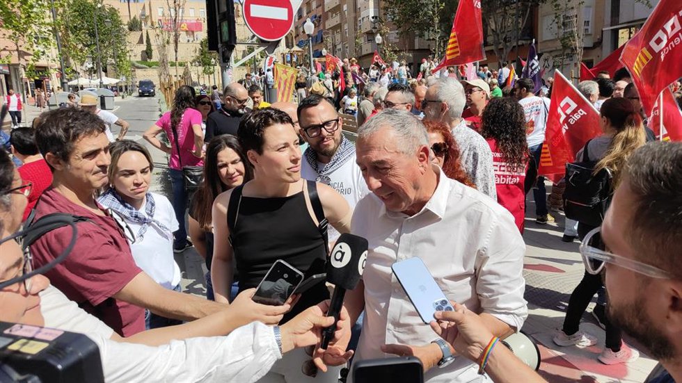 Joan Baldoví y Aitana Mas atienden a los  medios