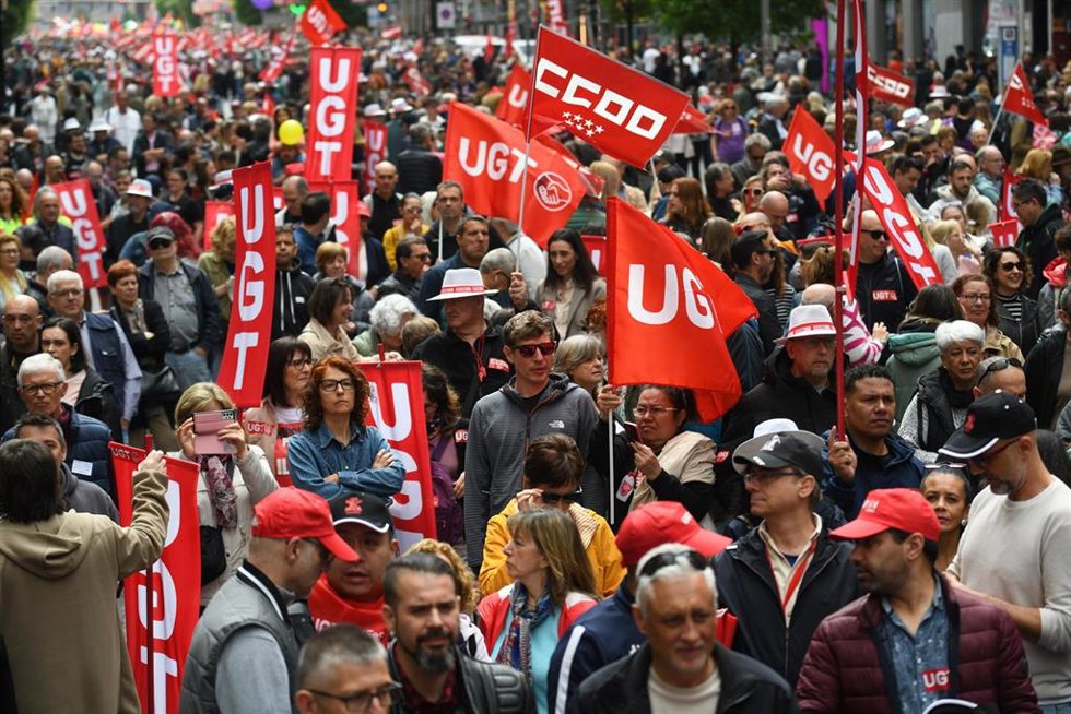 Varias personas durante la manifestación por el Día del Trabajador, a 1 de mayo de 2025, en Madrid (España). 