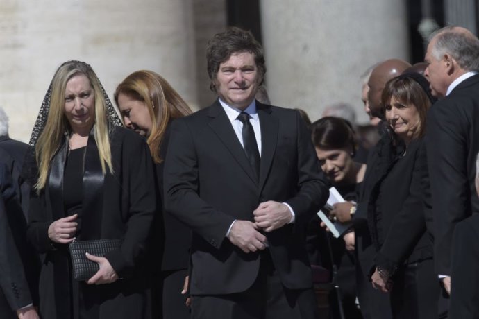 O Presidente da Argentina, Javier Milei, e a Secretária Geral da Presidência da Argentina, Karina Milei, em sua chegada ao funeral do Papa na Praça de São Pedro, em 26 de abril de 2025, na Cidade do Vaticano. O Papa Francisco I, que faleceu em 21 de