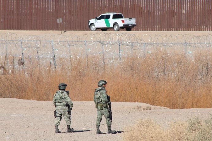 Archivo - MEXICO CITY, Feb. 7, 2025  -- Soldiers of the Mexican Army are on duty on the border between Mexico and the United States, in Ciudad Juarez, state of Chihuahua, Mexico, on Feb. 6, 2025. Mexican President Claudia Sheinbaum confirmed on Tuesday th
