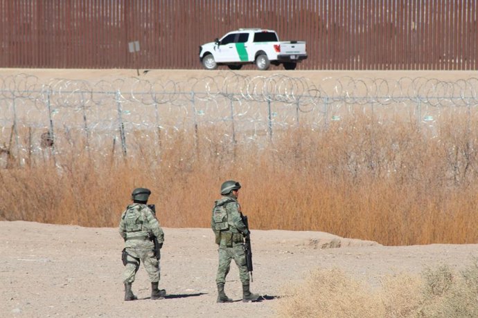 Archivo - MEXICO CITY, Feb. 7, 2025 -- Soldados do Exército Mexicano estão de serviço na fronteira entre o México e os Estados Unidos, em Ciudad Juarez, estado de Chihuahua, México, em 6 de fevereiro de 2025. A presidente mexicana Claudia Sheinbaum confir