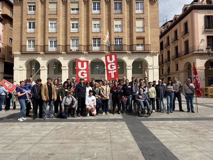 Concentración con motivo del 1 de mayo convocada por los sindicatos en la que han participado representantes y militantes del PSOE Alto Aragón