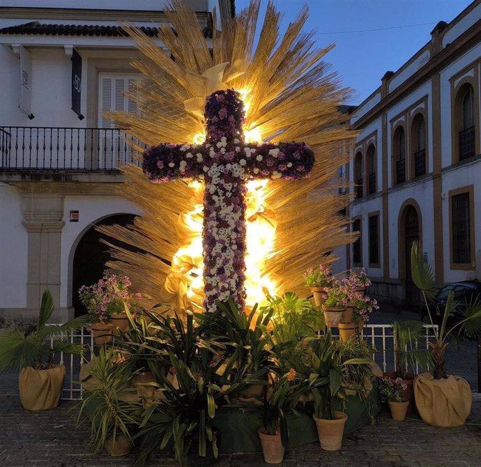 Cruz de Mayo de la Hermandad del Via Crucis, con la colaboración con la Escuela de Arte y Superior de Diseño 'Mateo Inurria', con la mirada puesta en el Barroco cordobés.