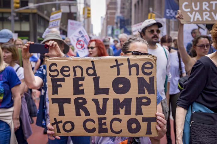 19 de abril de 2025, Cidade de Nova York, Nova York, Estados Unidos: Dezenas de milhares de pessoas participam do protesto "Protect Migrants, Protect the Planet" (Proteja os migrantes, proteja o planeta). Os organizadores das manifestações em todo o país 