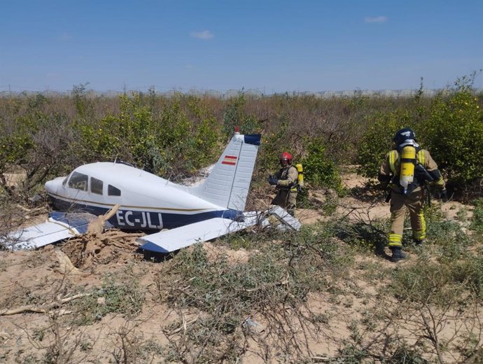 Avioneta accidentada en el campo de vuelo de Alhama de Murcia (Murcia)