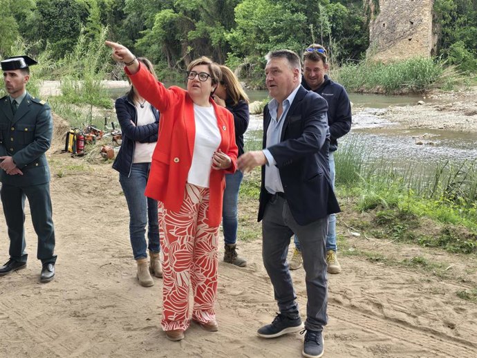 La subdelegada del Gobierno en Castellón, Antonia García Valls, ha visitado las obras emergencia que se están llevando a cabo en Montanejos para la adecuación de los cauces afectados por la DANA