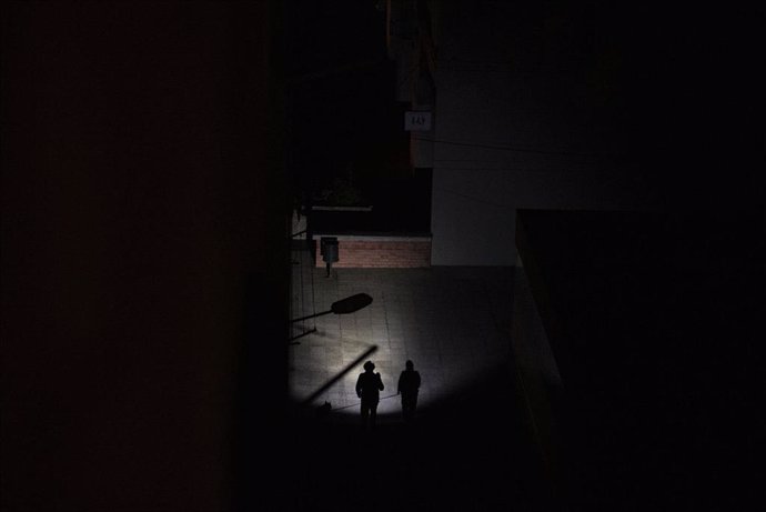 Las calles de la ciudad sin luz durante el apagón en Vigo, Galicia