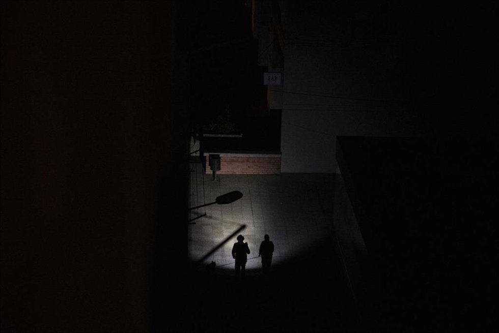 Las calles de la ciudad sin luz durante el apagón en Vigo, Galicia