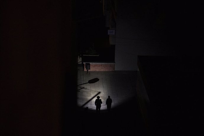 Las calles de la ciudad sin luz durante el apagón, a 28 de abril de 2025, en Vigo, Pontevedra, Galicia (España). Un apagón eléctrico ha asolado España, Portugal y parte de Francia a las 12.30h. de la mañana. Sin saber aún las causas concretas del apagón, 
