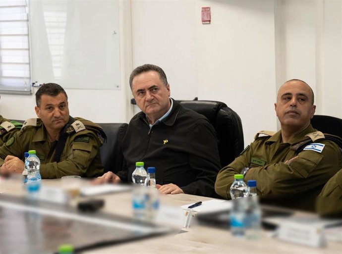 Archivo - El ministro de Defensa de Israel, Israel Katz, durante una reunión con militares en medio de la ofensiva contra la Franja de Gaza