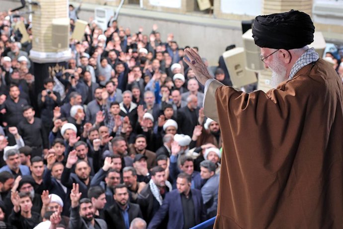 Archivo - Arquivo - 21 de março de 2025, Teerã, Irã: O líder supremo do Irã, aiatolá ALI KHAMENEI, acena para a multidão e autoridades durante seu discurso anual de Nowruz (Ano Novo Persa) em Teerã. Em 21 de março, o líder supremo do Irã declarou que as a