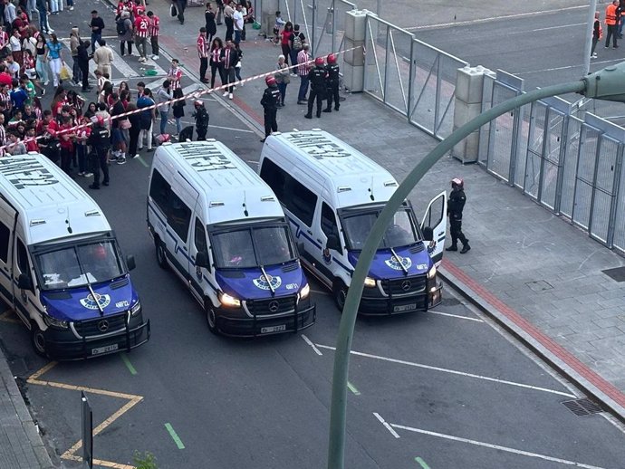 Dispositivo de la Ertzaintza en las inmediaciones del estadio San Mamés por el partido de Europa League entre el Athletic y el Manchester United.