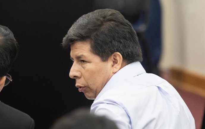 Archivo - 4 de março de 2025, Lima, PERU: O ex-presidente peruano Pedro Castillo, preso, assiste a seu julgamento sob a acusação de rebelião na base policial de Barbadillo, nos arredores de Lima