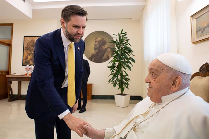 21 de abril de 2025, Cidade do Vaticano, Vaticano, EUA: O vice-presidente dos Estados Unidos, JD Vance, reúne-se com Sua Santidade o Papa Francisco no domingo de Páscoa, 20 de abril de 2025,Imagem: 990543957, Licença: Rights-managed, Restrictions: , Model