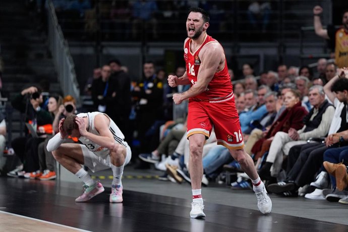 Kostas Papanikolaou, do Olympiacos Piraeus, comemora um ponto durante o jogo 4 da Turkish Airlines EuroLeague 2024/2025, Play Offs, entre Real Madrid e Olympiacos Piraeus Movistar Arena, em 1º de maio de 2025, em Madri, Espanha.