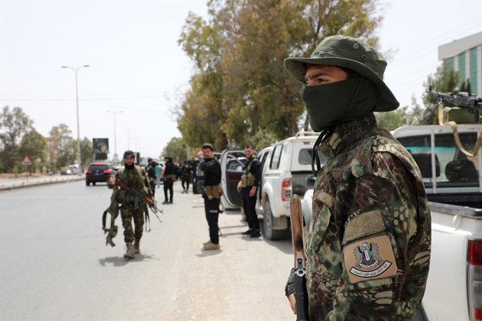ASHRAFIYAT SAHNAYA (SÍRIA), 30 de abril de 2025 -- Forças de segurança sírias são vistas na cidade de Ashrafiyat Sahnaya, a sudoeste de Damasco, na Síria, em 30 de abril de 2025. O número de mortos nos contínuos confrontos sectários nos subúrbios do sul d
