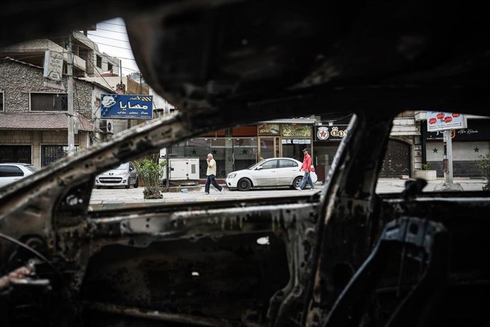 Coches quemados en Ashrafiyat Sahnaya, en la provincia de Dimashq, tras los enfrentamientos entre miembros de la minoría drusa y combatientes progubernamentales sirios