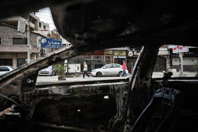 Carros queimados em Ashrafiyat Sahnaya, província de Dimashq, após confrontos entre membros da minoria drusa e combatentes sírios pró-governo