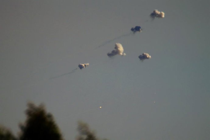 Archivo - HOULA, 3 de junho de 2024 -- Esta foto tirada em 2 de junho de 2024 mostra o sistema antimísseis israelense Iron Dome interceptando foguetes do Hezbollah sobre Houla, no Líbano. PARA IR COM "2 mortos em ataque aéreo israelense em vilarejo libanê