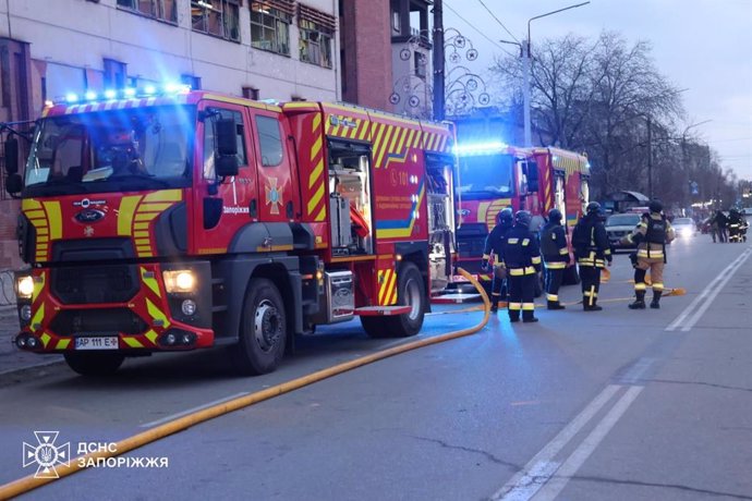 Archivo - Servicios de emergencias tras un ataque ruso en Zaporiyia (Ucrania)