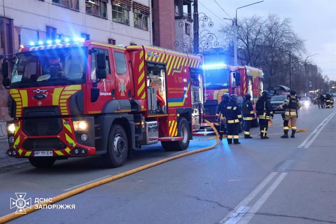 Archivo - Arquivo - Serviços de emergência após um ataque russo em Zaporiyia (Ucrânia)