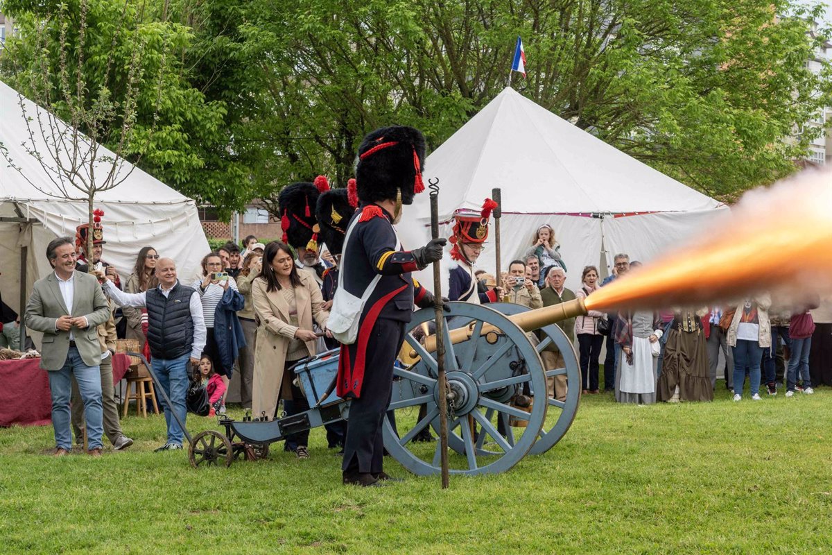 Camargo comienza la Fiesta Homenaje a Pedro Velarde con el cañonazo inaugural en el Campamento Napoleónico