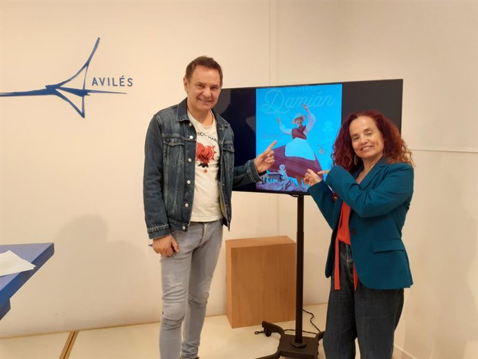 La conceyala de Normalización llinguística, Ana Solís, y el voceru de la Xunta pola Defensa de la llingua asturiana, Xosé Candel na  presentación del homenaxe a Damián Barreiro.