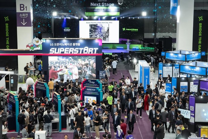 Visitors explore the exhibition hall at NextRise 2024, Asia’s largest startup fair, held last year at COEX in Gangnam, Seoul.
