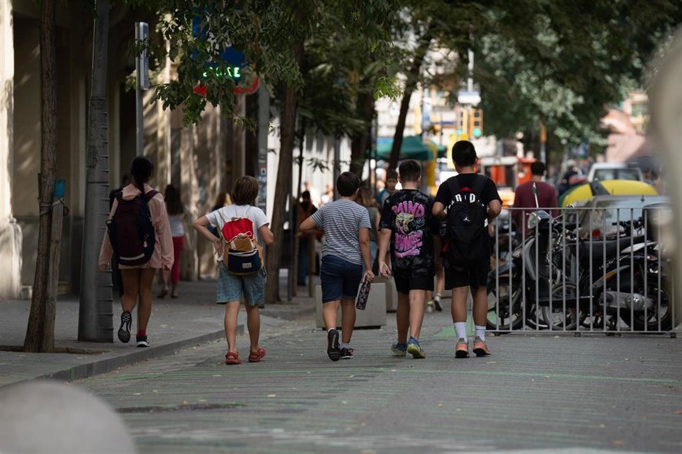 Archivo - Varios niños caminan a la salida del colegio en Barcelona, en una imagen de archivo
