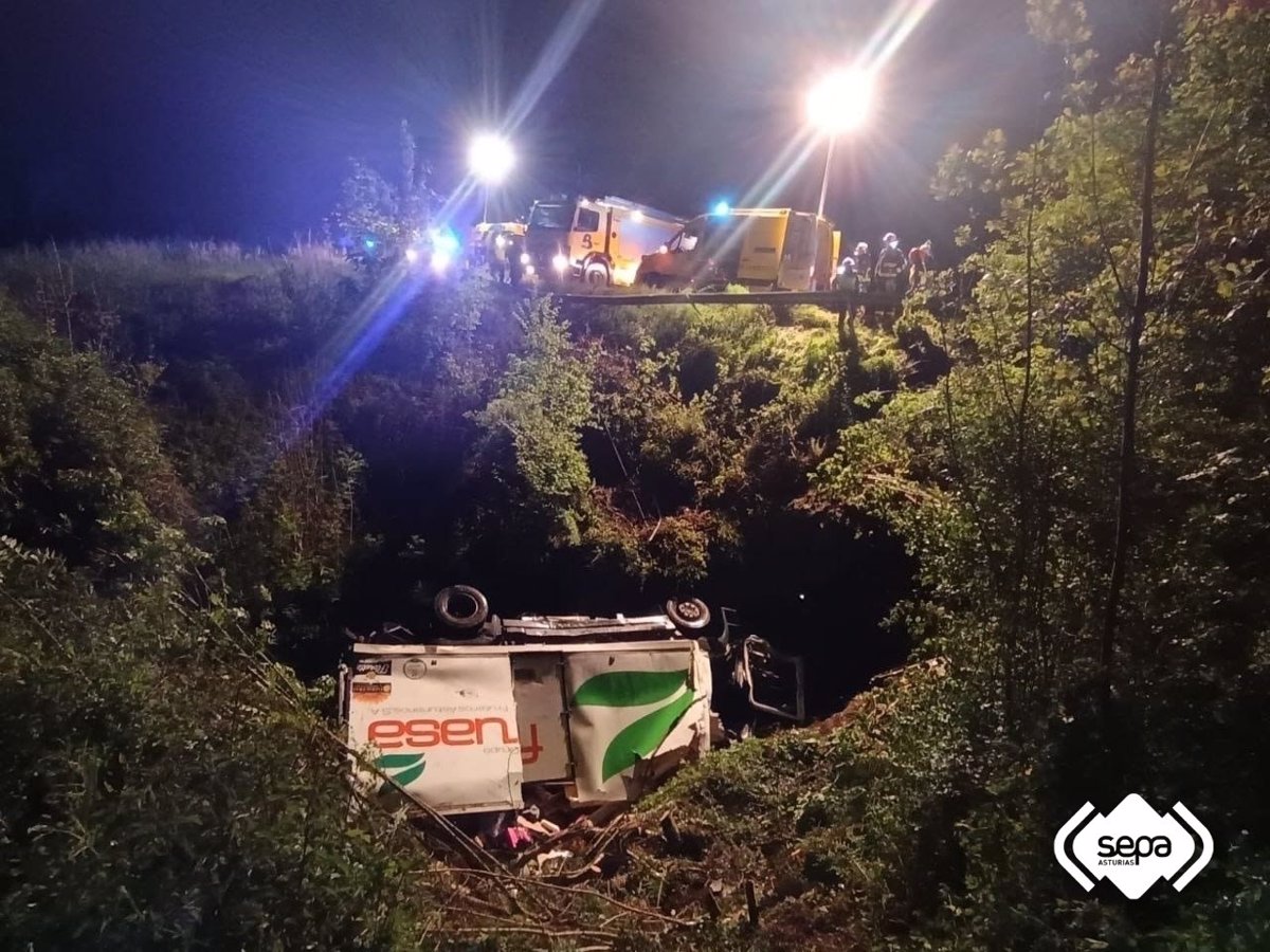 Herido el conductor de un camión que transportaba fruta tras caer por un desnivel a un arroyo en la AS-215, en Tineo