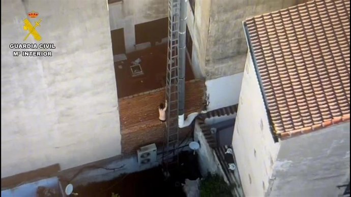 Imagen de un momento de la huída de un hombre por los tejados en un pueblo de La Moraña