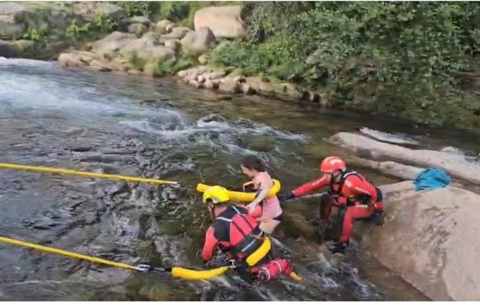 Los bomberos del SEPEI rescatan a la mujer atrapada por la corriente en la Garganta de Cuartos.