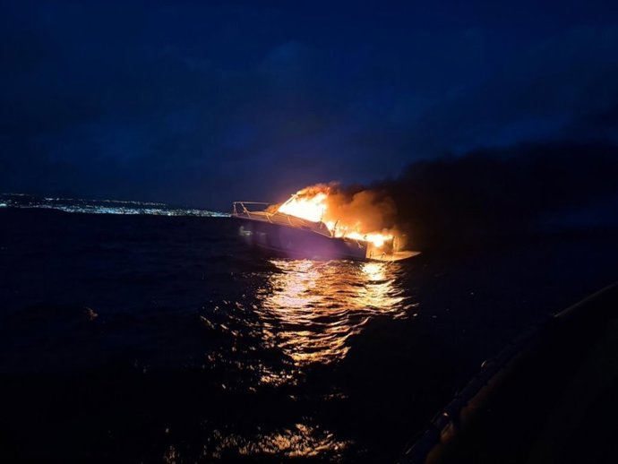 Barco incendido cerca de la costa de Yaiza (Lanzarote)