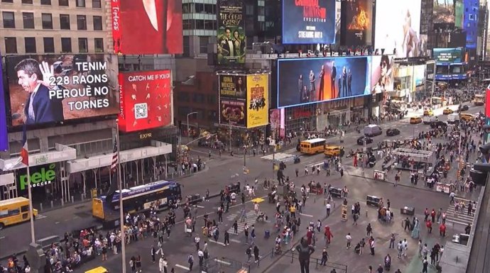 A Compromís "recebe" Mazón em Nova York com uma mensagem na Times Square: "Temos 228 motivos para você não voltar".