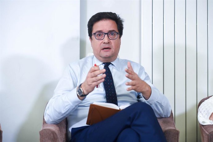 El secretario general del PSOE de Madrid, Óscar López, durante el homenaje a las 7291 víctimas de las residencias durante la pandemia, en el Ateneo de Madrid, a 9 de abril de 2025, en Madrid (España). El acto se produce en recuerdo a las 7.291 víctimas en