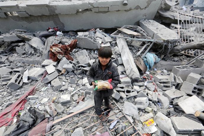 Menino palestino com uma sacola de alimentos em uma escola bombardeada pelo exército israelense na Cidade de Gaza, no norte da Faixa de Gaza (arquivo).