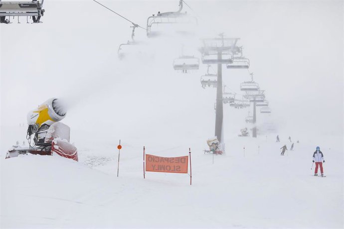 Archivo - Esquí en Sierra Nevada, en imagen de archivo