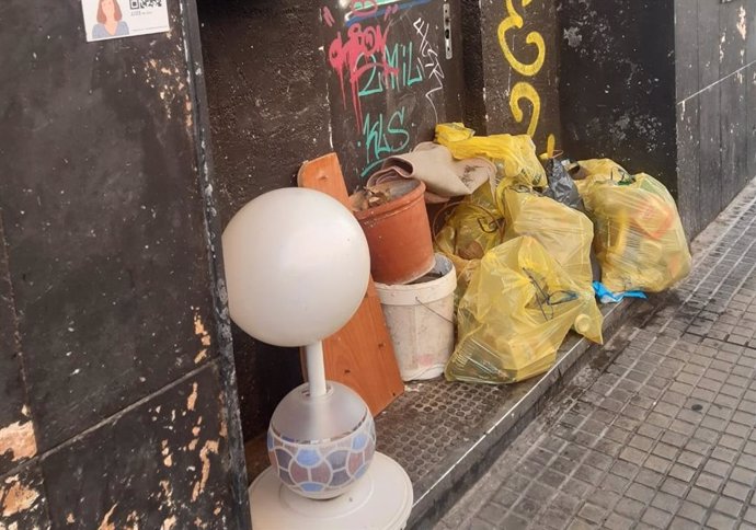 Basura acumulada en una calle del barrio de Pere Garau.