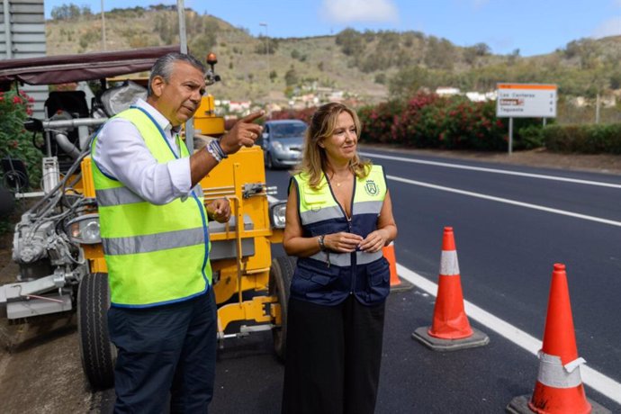 Archivo - La presidenta del Cabildo de Tenerife, Rosa Dávila, conoce los trabajos en carreteras que se encuentran en obras por rehabilitacion